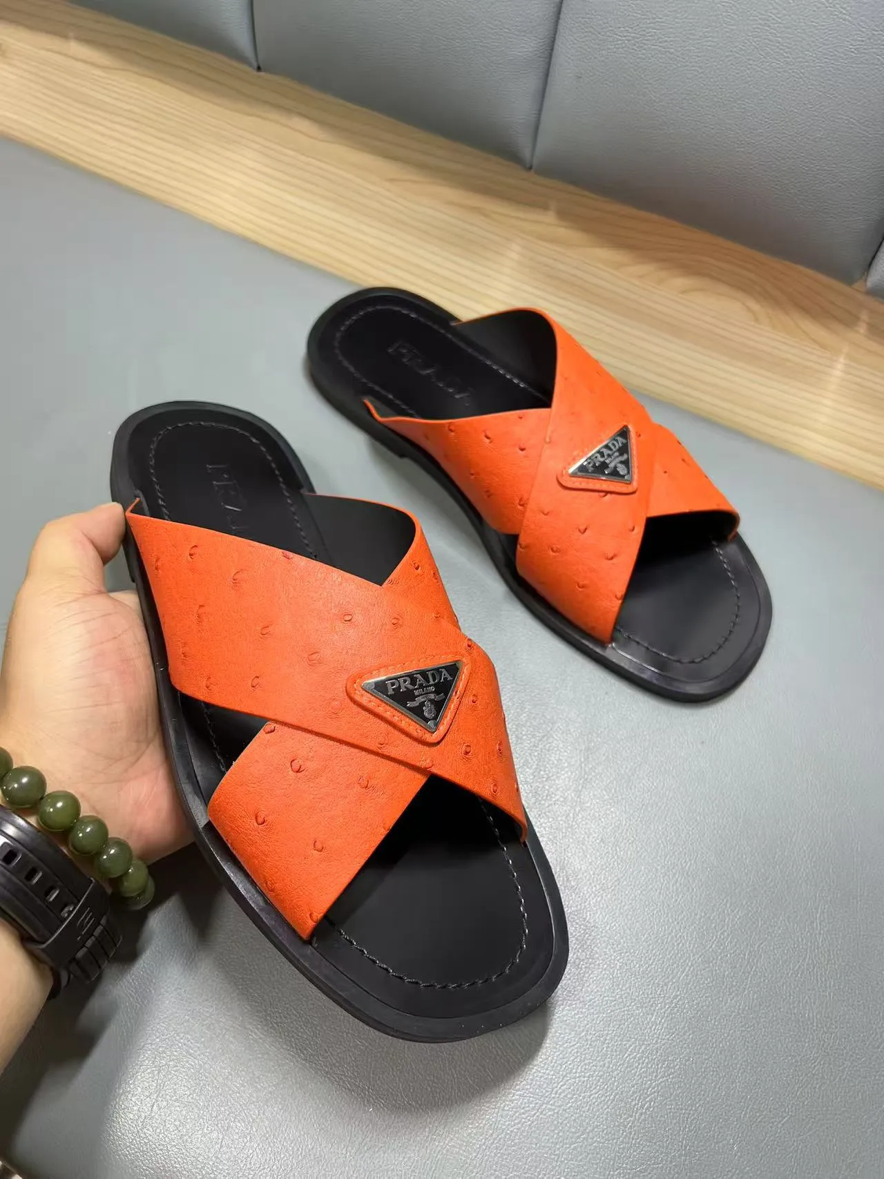 340💰PRADA Prada’s latest slippers are synchronized with the official website. This slipper is made of the brand’s unique and iconic Saffiano leather. The brand logo jumps out from the double straps, and the brand style is clearly visible. Cowhide gives men elegant charm and functional design, making it an ideal choice for vacation and leisure. Size:38-45